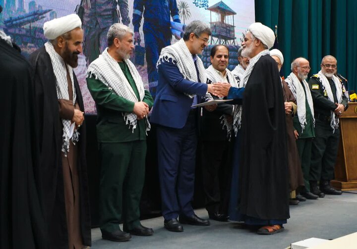 تصاویر/ رونمایی از 45 عنوان کتاب دفاع مقدس در یزد
