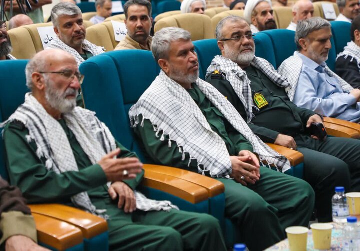 تصاویر/ رونمایی از 45 عنوان کتاب دفاع مقدس در یزد