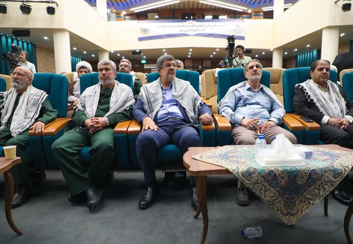 تصاویر/ رونمایی از 45 عنوان کتاب دفاع مقدس در یزد