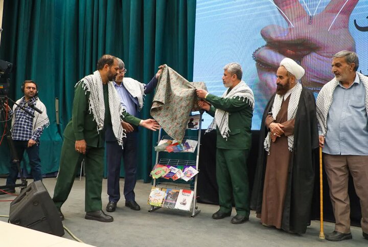 تصاویر/ رونمایی از 45 عنوان کتاب دفاع مقدس در یزد