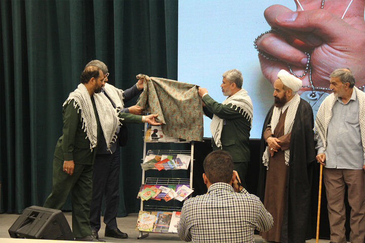 تصاویر/ رونمایی از 45 عنوان کتاب دفاع مقدس در یزد