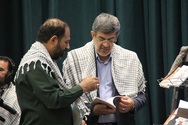 تصاویر/ رونمایی از 45 عنوان کتاب دفاع مقدس در یزد
