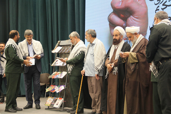 تصاویر/ رونمایی از 45 عنوان کتاب دفاع مقدس در یزد