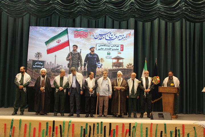 تصاویر/ رونمایی از 45 عنوان کتاب دفاع مقدس در یزد