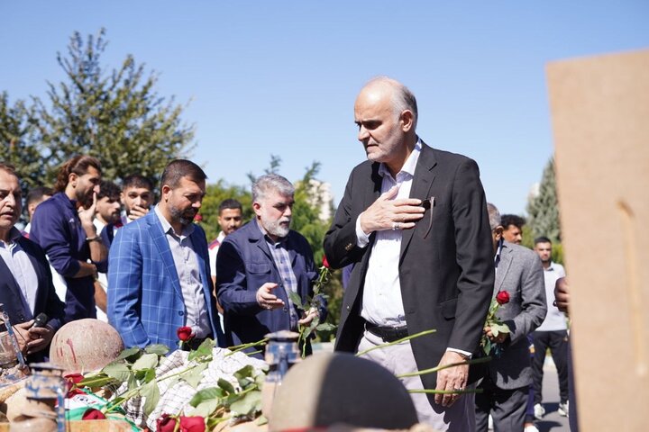 تصاویر/ تجدید میثاق ملی‌پوشان فوتبال با شهدای جنگ تحمیلی