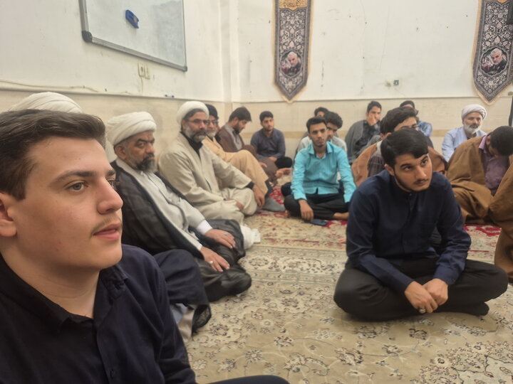 تصاویر/ گرامیداشت هفته دفاع مقدس و ارتحال آیت‌الله‌العظمی شبیری زنجانی در  مدرسه علمیه آیت‌الله مصطفوی کاشان