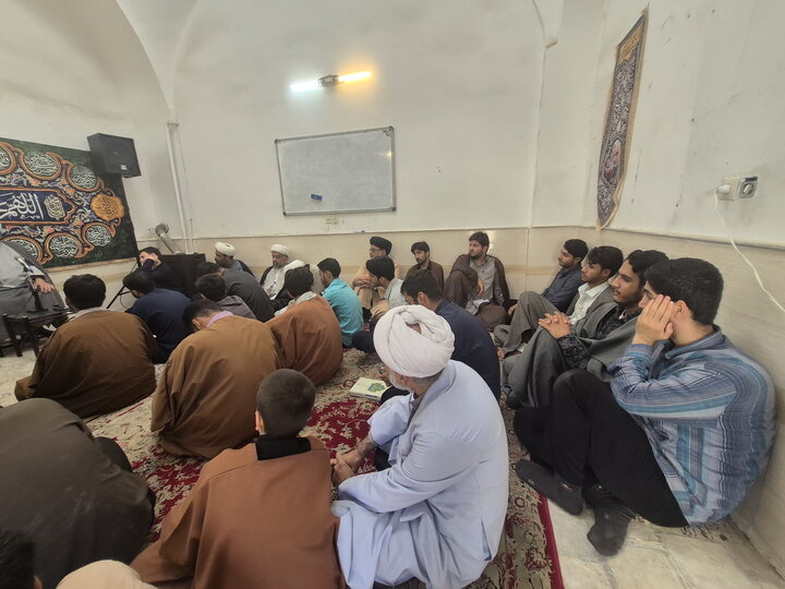 تصاویر/ گرامیداشت هفته دفاع مقدس و ارتحال آیت‌الله‌العظمی شبیری زنجانی در  مدرسه علمیه آیت‌الله مصطفوی کاشان