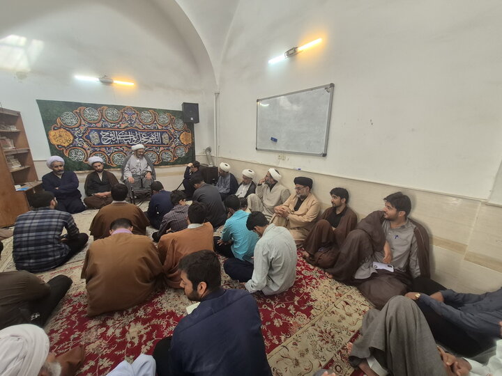 تصاویر/ گرامیداشت هفته دفاع مقدس و ارتحال آیت‌الله‌العظمی شبیری زنجانی در  مدرسه علمیه آیت‌الله مصطفوی کاشان