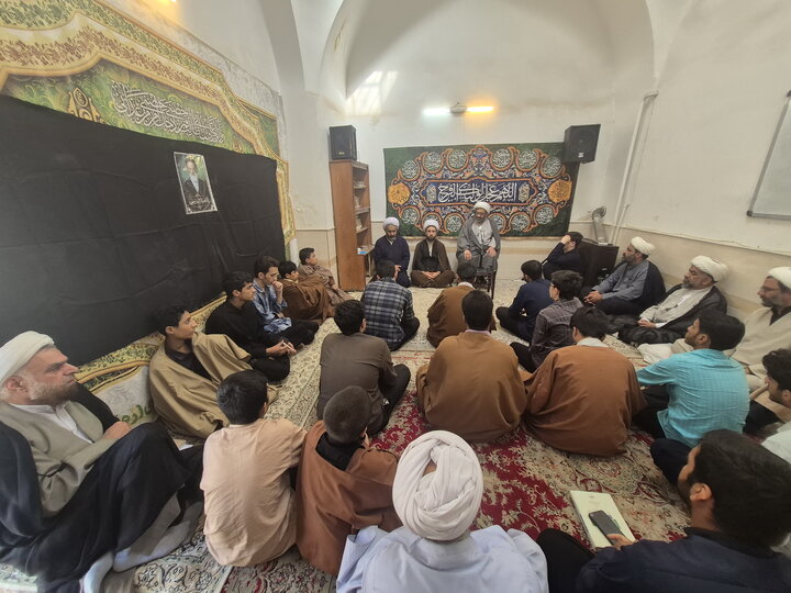 تصاویر/ گرامیداشت هفته دفاع مقدس و ارتحال آیت‌الله‌العظمی شبیری زنجانی در  مدرسه علمیه آیت‌الله مصطفوی کاشان