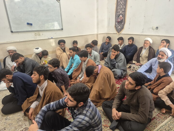 تصاویر/ گرامیداشت هفته دفاع مقدس و ارتحال آیت‌الله‌العظمی شبیری زنجانی در  مدرسه علمیه آیت‌الله مصطفوی کاشان