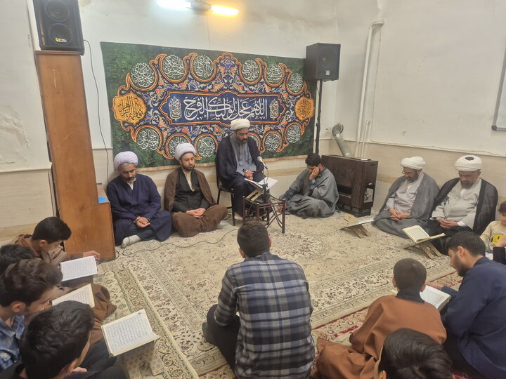 تصاویر/ گرامیداشت هفته دفاع مقدس و ارتحال آیت‌الله‌العظمی شبیری زنجانی در  مدرسه علمیه آیت‌الله مصطفوی کاشان