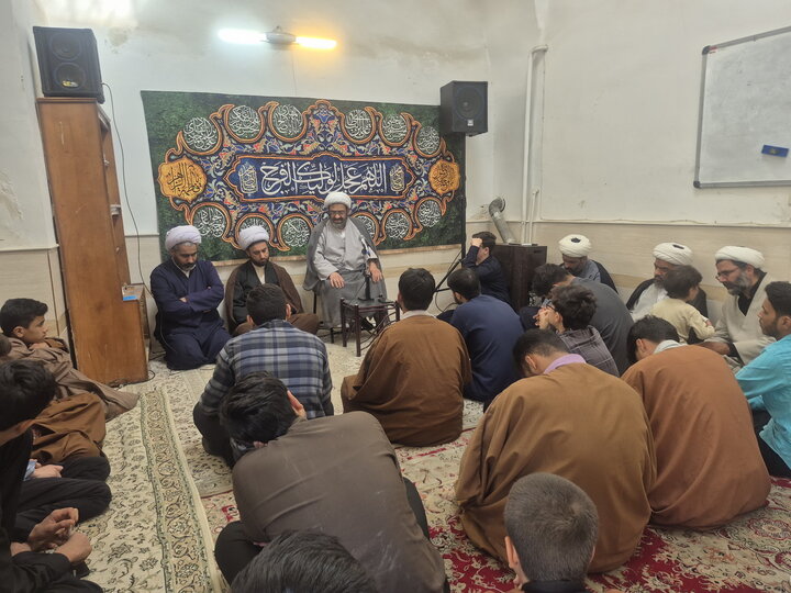 تصاویر/ گرامیداشت هفته دفاع مقدس و ارتحال آیت‌الله‌العظمی شبیری زنجانی در  مدرسه علمیه آیت‌الله مصطفوی کاشان