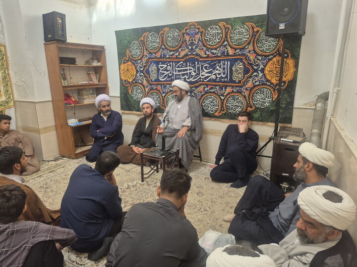 تصاویر/ گرامیداشت هفته دفاع مقدس و ارتحال آیت‌الله‌العظمی شبیری زنجانی در  مدرسه علمیه آیت‌الله مصطفوی کاشان