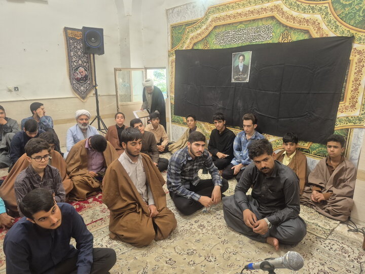 تصاویر/ گرامیداشت هفته دفاع مقدس و ارتحال آیت‌الله‌العظمی شبیری زنجانی در  مدرسه علمیه آیت‌الله مصطفوی کاشان