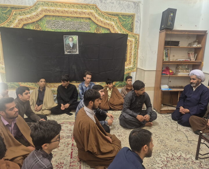 تصاویر/ گرامیداشت هفته دفاع مقدس و ارتحال آیت‌الله‌العظمی شبیری زنجانی در  مدرسه علمیه آیت‌الله مصطفوی کاشان