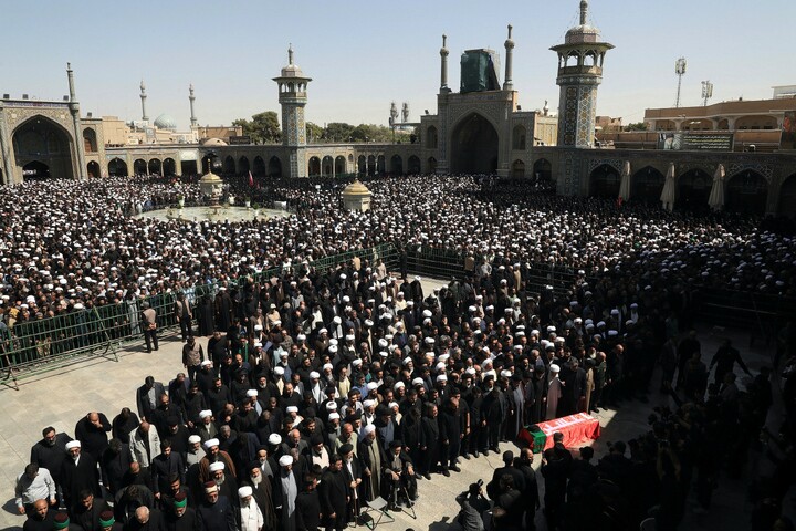 تصاویر/ تشییع پیکر آیت‌الله‌العظمی شبیری زنجانی در قم-۳