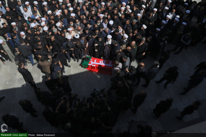 جثمان آية الله العظمى الشبيري الزنجاني يُشيّع في مدينة قم