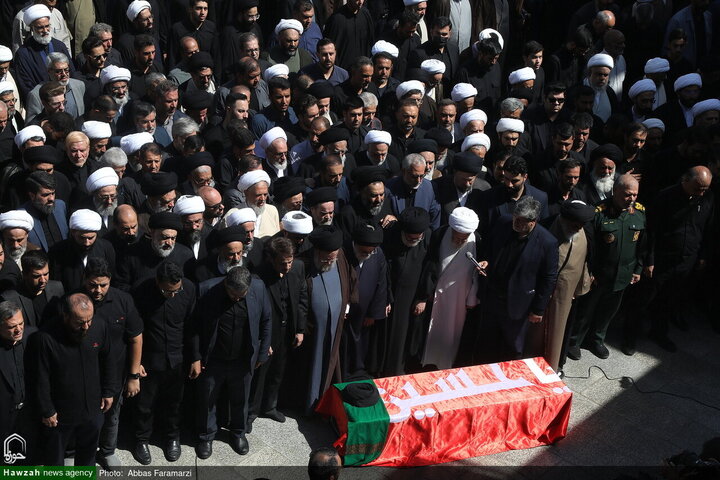جثمان آية الله العظمى الشبيري الزنجاني يُشيّع في مدينة قم