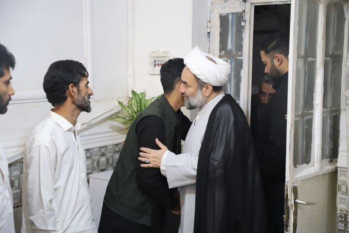 تصاویر/ نماینده مقام معظم رهبری در سیستان‌وبلوچستان ضمن حضور در منزل شهید مولوی محمد یوسف گرگیج با خانواده این شهید گرانقدر دیدار کرد