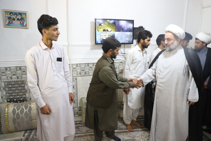 تصاویر/ نماینده مقام معظم رهبری در سیستان‌وبلوچستان ضمن حضور در منزل شهید مولوی محمد یوسف گرگیج با خانواده این شهید گرانقدر دیدار کرد