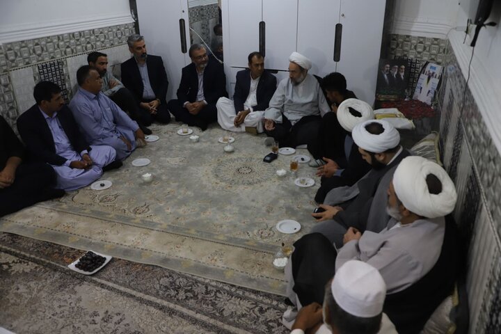 تصاویر/ نماینده مقام معظم رهبری در سیستان‌وبلوچستان ضمن حضور در منزل شهید مولوی محمد یوسف گرگیج با خانواده این شهید گرانقدر دیدار کرد