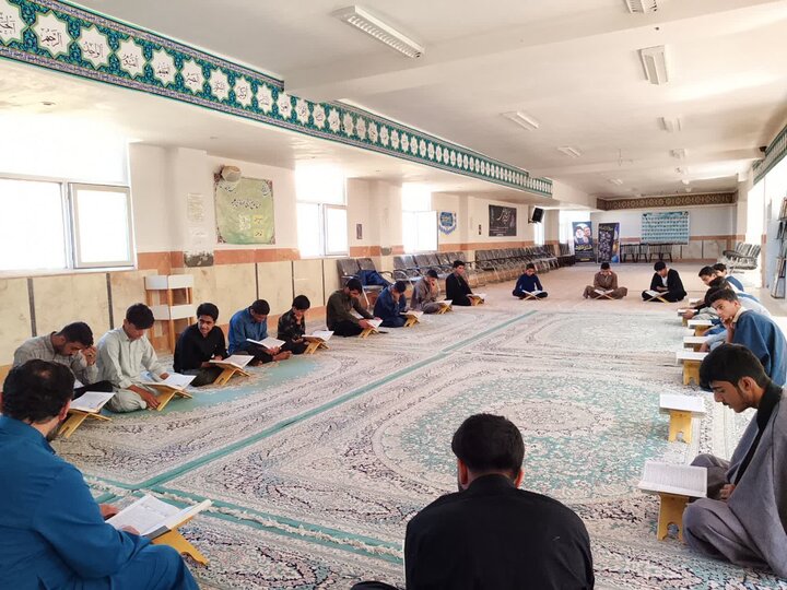 تصاویر/ جلسه قرائت قرآن طلاب مدرسه الغدیر نراق به روح ملکوتی آیت‌الله‌العظمی شبیری زنجانی