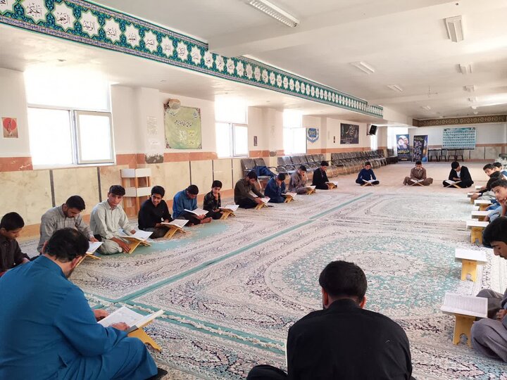 تصاویر/ جلسه قرائت قرآن طلاب مدرسه الغدیر نراق به روح ملکوتی آیت‌الله‌العظمی شبیری زنجانی