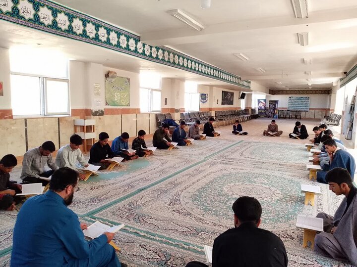تصاویر/ جلسه قرائت قرآن طلاب مدرسه الغدیر نراق به روح ملکوتی آیت‌الله‌العظمی شبیری زنجانی