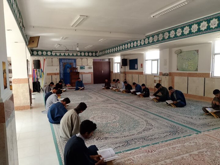 تصاویر/ جلسه قرائت قرآن طلاب مدرسه الغدیر نراق به روح ملکوتی آیت‌الله‌العظمی شبیری زنجانی