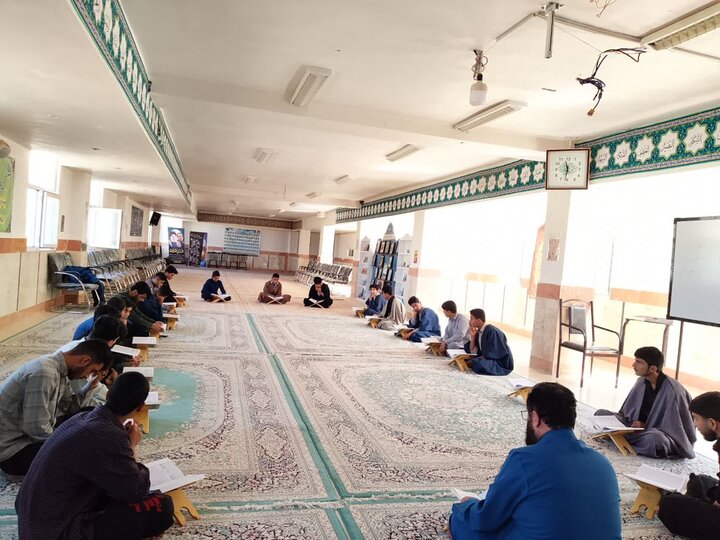 تصاویر/ جلسه قرائت قرآن طلاب مدرسه الغدیر نراق به روح ملکوتی آیت‌الله‌العظمی شبیری زنجانی