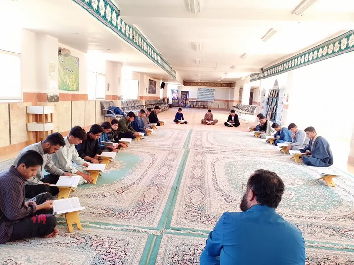 تصاویر/ جلسه قرائت قرآن طلاب مدرسه الغدیر نراق به روح ملکوتی آیت‌الله‌العظمی شبیری زنجانی