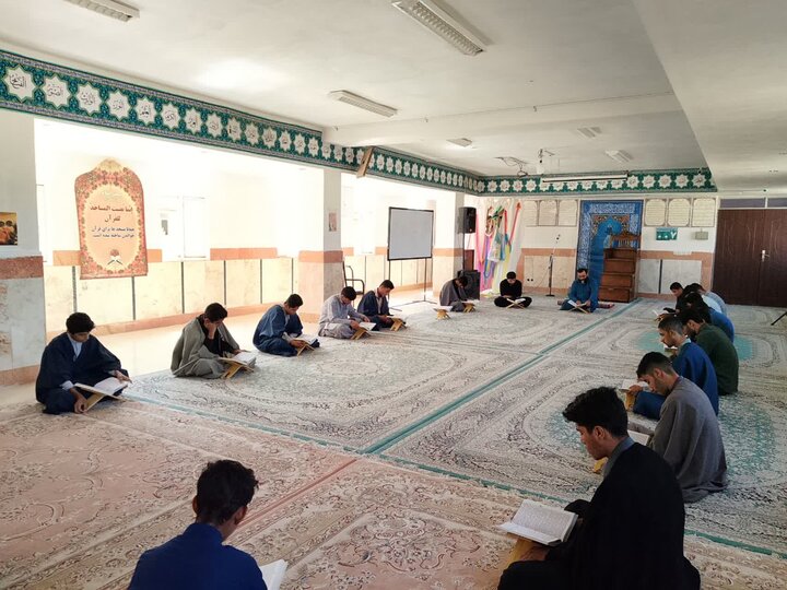 تصاویر/ جلسه قرائت قرآن طلاب مدرسه الغدیر نراق به روح ملکوتی آیت‌الله‌العظمی شبیری زنجانی