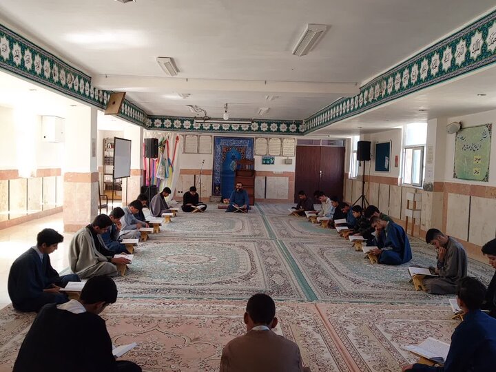 تصاویر/ جلسه قرائت قرآن طلاب مدرسه الغدیر نراق به روح ملکوتی آیت‌الله‌العظمی شبیری زنجانی