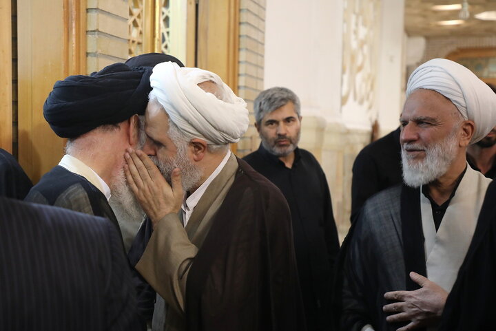 تصاویر/ مراسم بزرگداشت آیت‌ الله العظمی سید موسی شبیری زنجانی (قدس الله نفسه الزکیه) از سوی رهبر معظم انقلاب اسلامی در حرم مطهر حضرت فاطمه معصومه (س)