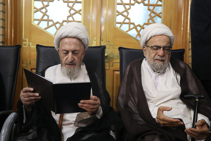 تصاویر/ مراسم بزرگداشت آیت‌ الله العظمی سید موسی شبیری زنجانی (قدس الله نفسه الزکیه) از سوی رهبر معظم انقلاب اسلامی در حرم مطهر حضرت فاطمه معصومه (س)