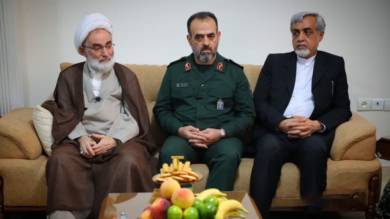 تجدید میثاق نماینده ولی‌فقیه در گیلان با خانواده شهدا همزمان با هفته دفاع مقدس