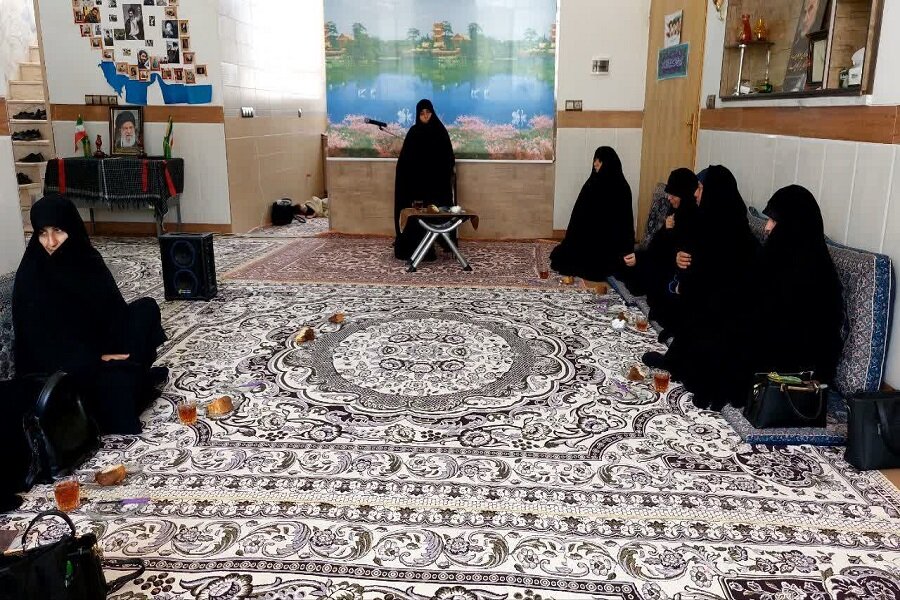 استاد در مسائل اخلاقی و تربیتی همراه طلبه باشد