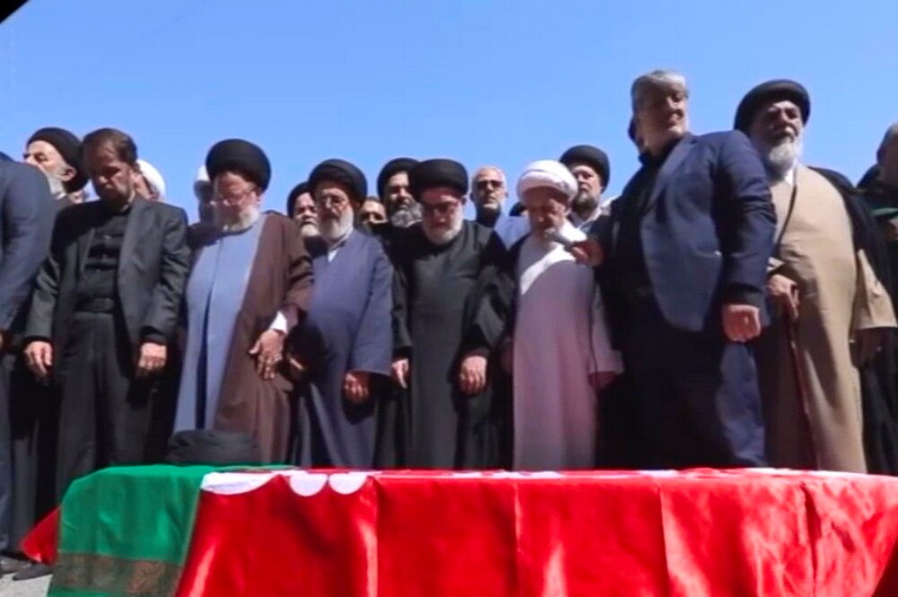 فیلم | اقامه نماز بر پیکر مرحوم آیت‌الله العظمی شبیری زنجانی