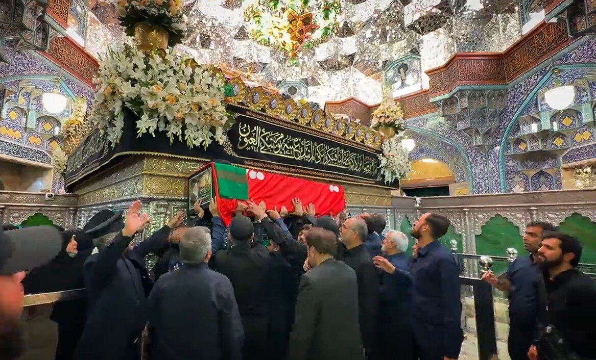 فیلم | طواف پیکر آیت‌الله العظمی شبیری زنجانی گرد ضریح مطهر حضرت فاطمه معصومه (س)