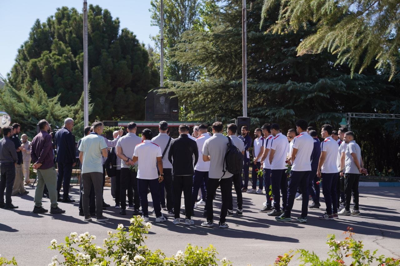 تصاویر/ تجدید میثاق ملی‌پوشان فوتبال با شهدای جنگ تحمیلی