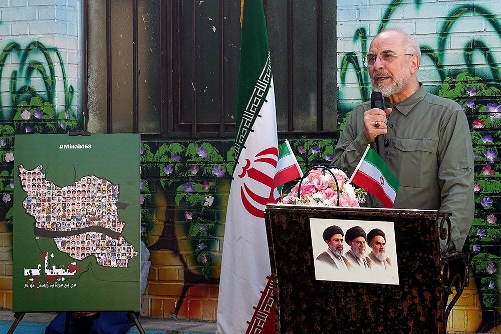 رهبر شهید بزرگ‌ترین معلم ما بود که شهیدانه زندگی کرد و خالصانه به شهادت رسید