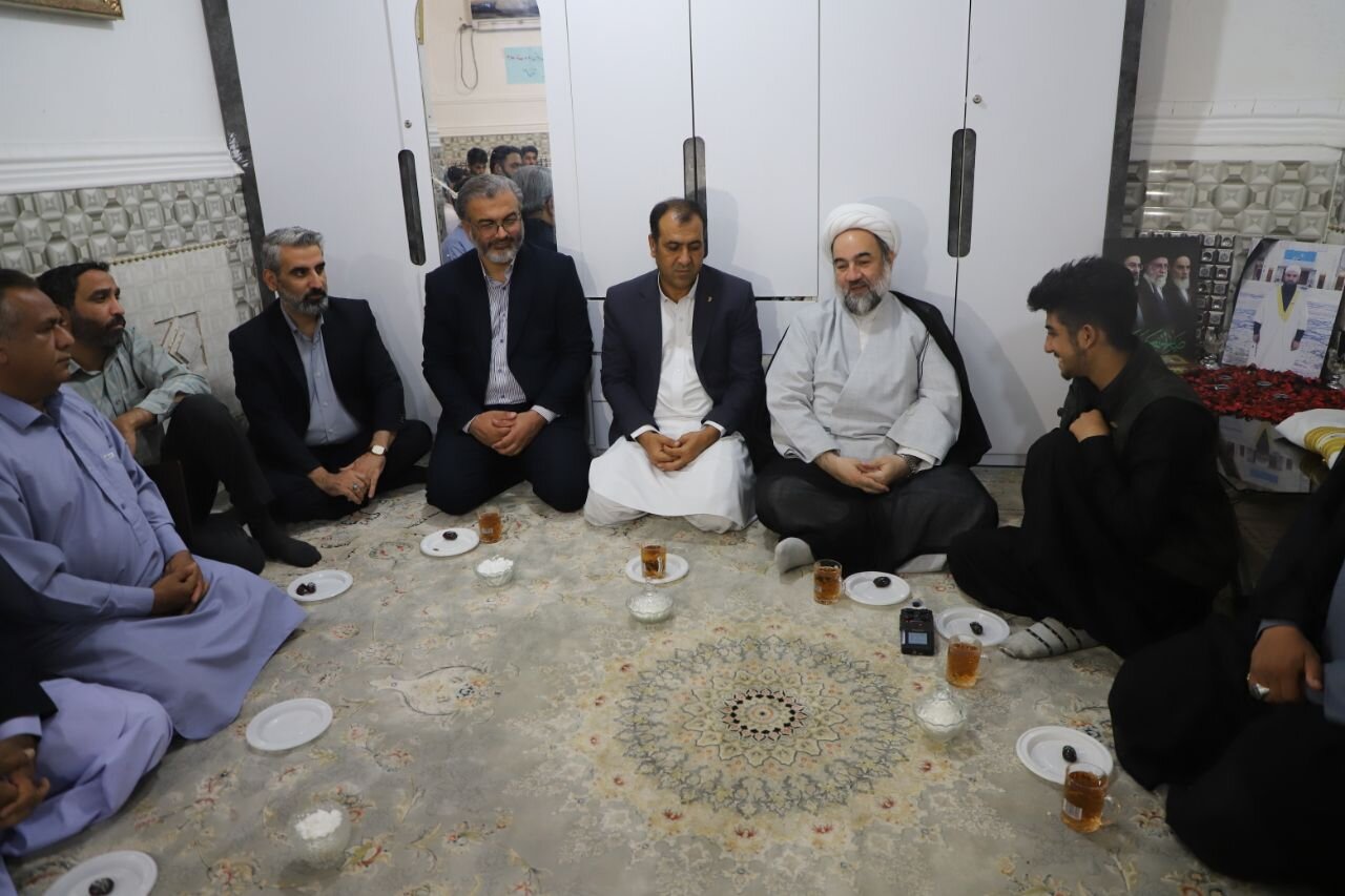 تصاویر/ حضور نماینده ولی فقیه  در سیستان‌وبلوچستان در منزل شهید مولوی محمد یوسف گرگیج