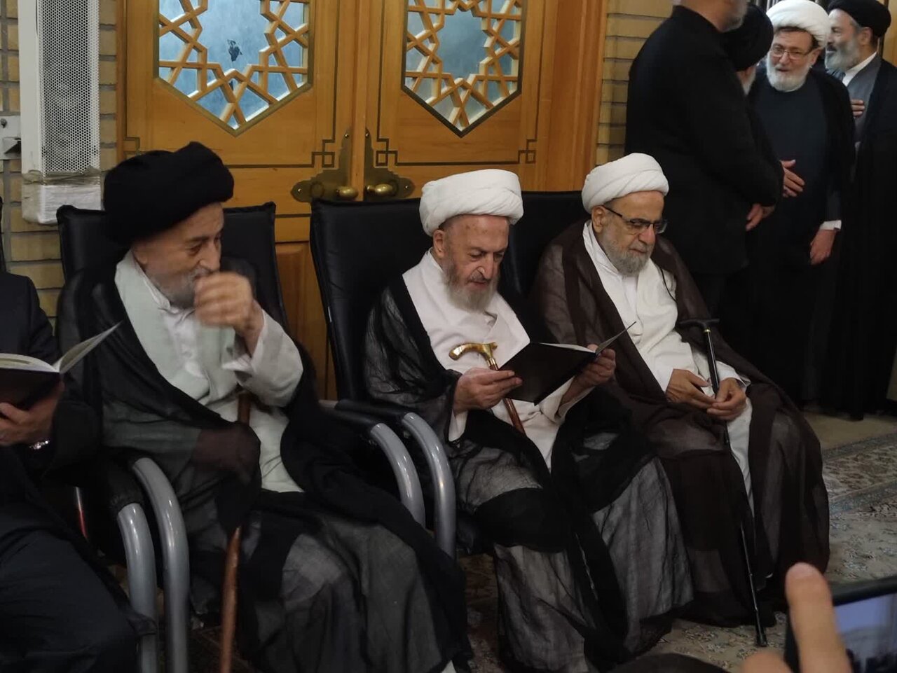 شبی متفاوت در حرم ملکوتی حضرت کریمه(سلام‌الله علیها) / ادای احترام مردم وفادار به مرجعیت شیعه