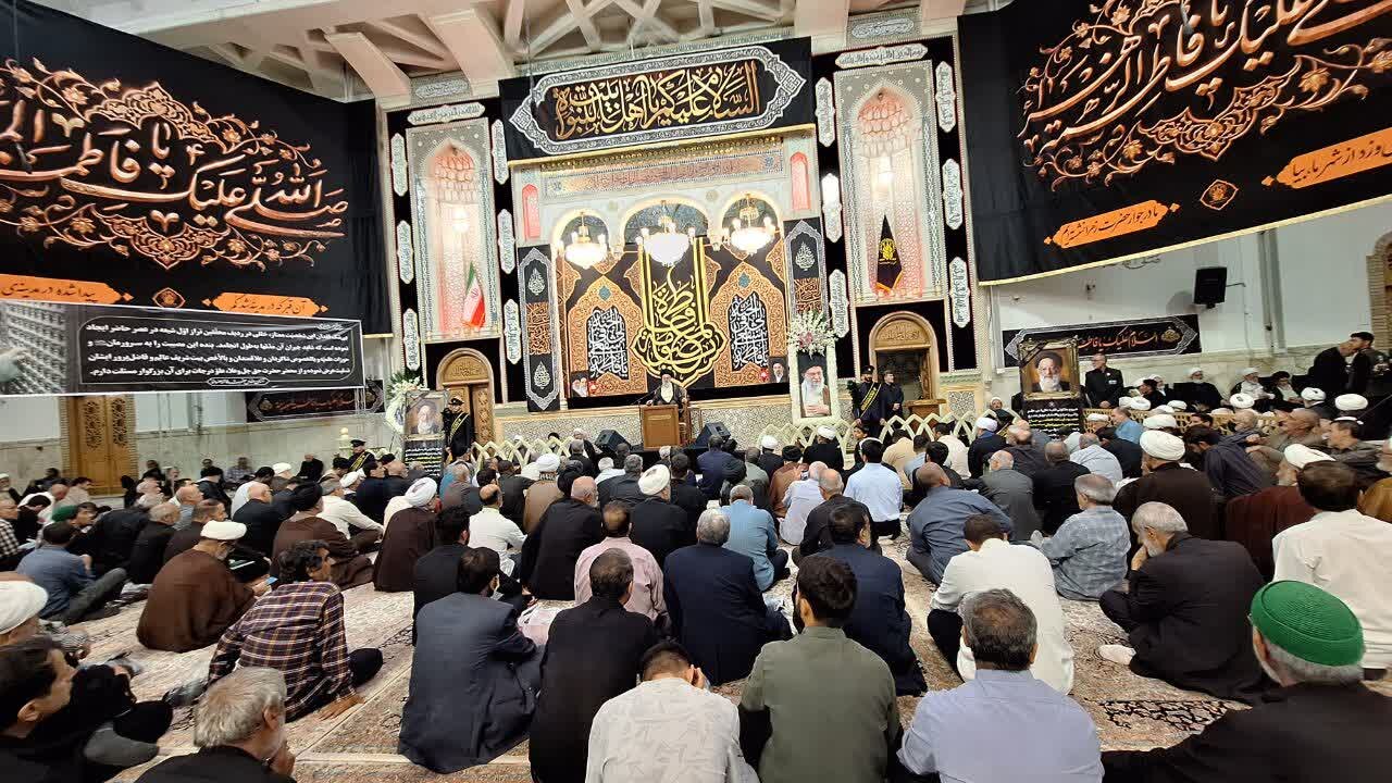 شبی متفاوت در حرم ملکوتی حضرت کریمه(سلام‌الله علیها) / ادای احترام مردم وفادار به مرجعیت شیعه