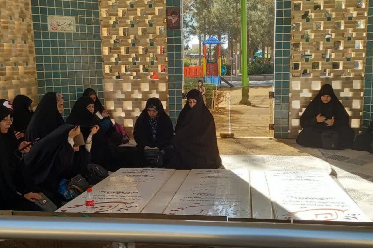 آغاز سال تحصیلی مدرسه علمیه فاطمه الزهرا(س) نائین در جوار شهدای گمنام