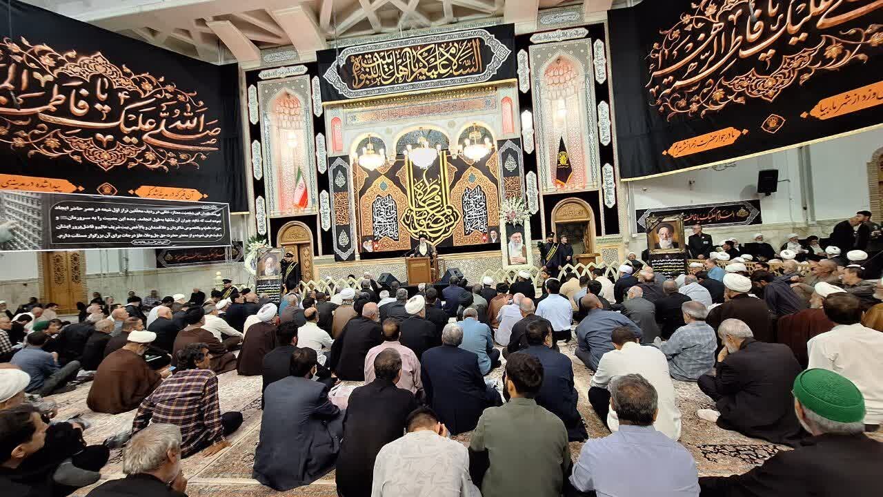 حرم السيدة فاطمة المعصومة (عليها السلام) يحتضن مراسم تأبين آية الله العظمى الشبیری الزنجاني وسط حضور جماهيري واسع + صور