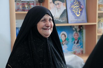 تصاویر/ تجلیل از صبر و استقامت مادر شهید گرامی در دیدار رئیس مرکز خدمات حوزه‌های علمیه کشور