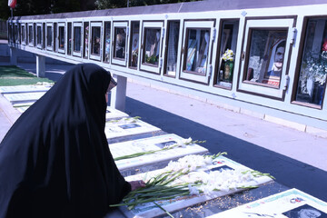 تصاویر/ گلزار شهدای قزوین در آیین سراسری «مهمانی لاله‌ها» گلباران شد