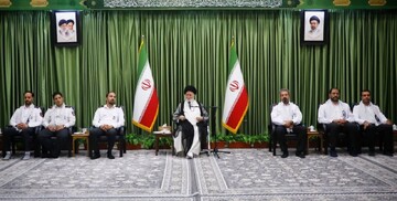آتش‌نشانان فراتر از مهار آتش، سازمان منجی و نجات‌دهنده جامعه هستند/ مشکلات معیشتی آتش‌نشانان مشهد توسط شهرداری حل شود