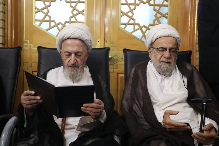 مراسم تأبین آية الله العظمى الشبیری الزنجاني (قدّس سرّه) من قبل قائد الثورة افي حرم السيدة فاطمة المعصومة (عليها السلام)